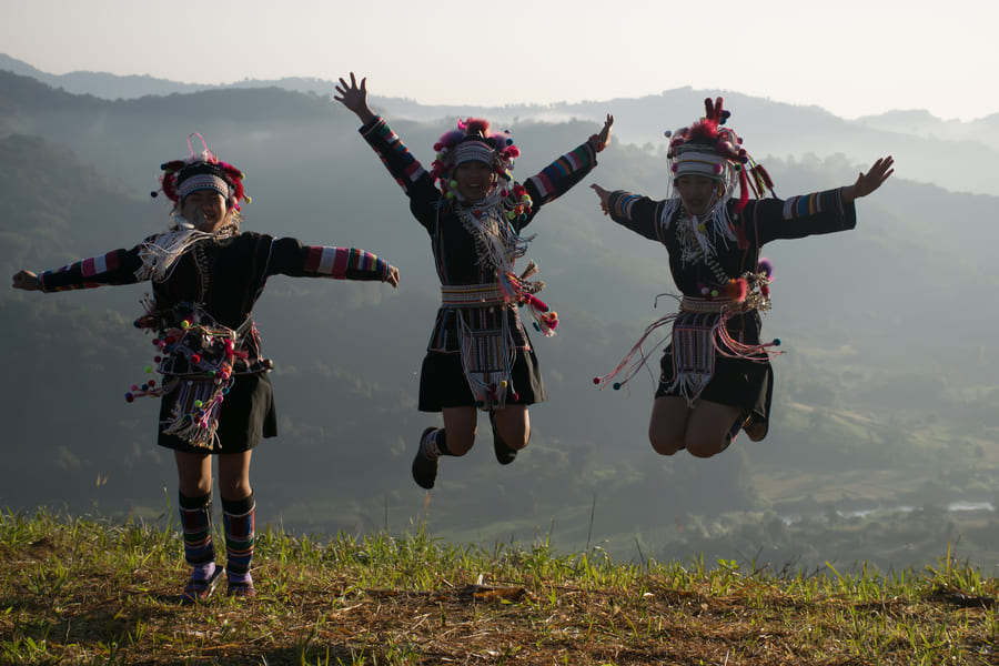 personas con trajes tipicos saltando en China